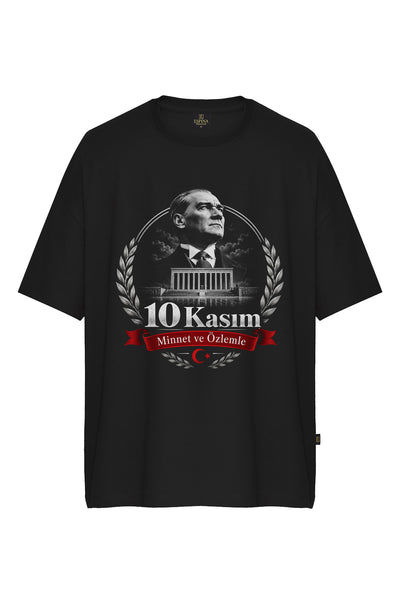10 Kasım Atatürk Baskılı Siyah Oversize Tişört – Minnet ve Özlemle, %100 Pamuk